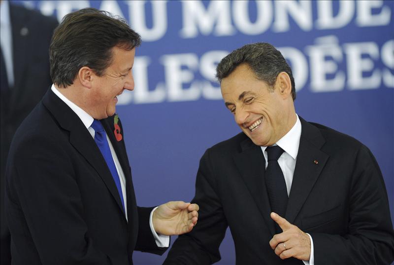 Cameron se reúne con Sarkozy en París para abordar la crisis del euro