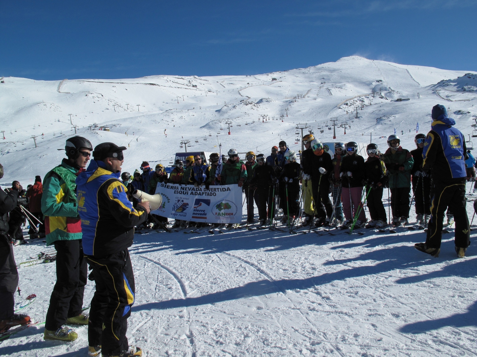 Sierra Nevada celebra el Día de la Discapacidad con un descenso de deportistas en Borreguiles
