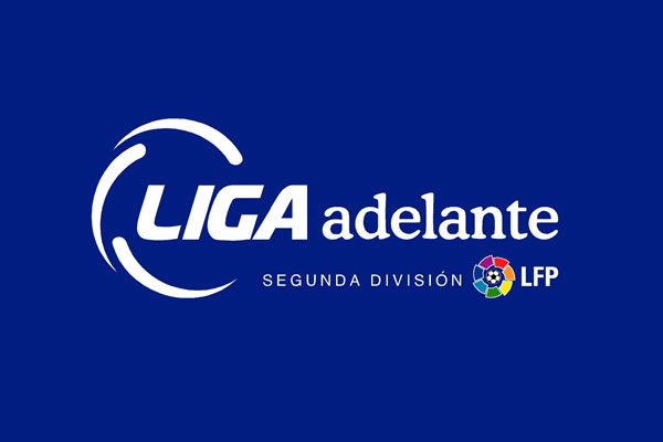 El Córdoba golea al Alcoyano y aprovecha el empate de Valladolid y Depor