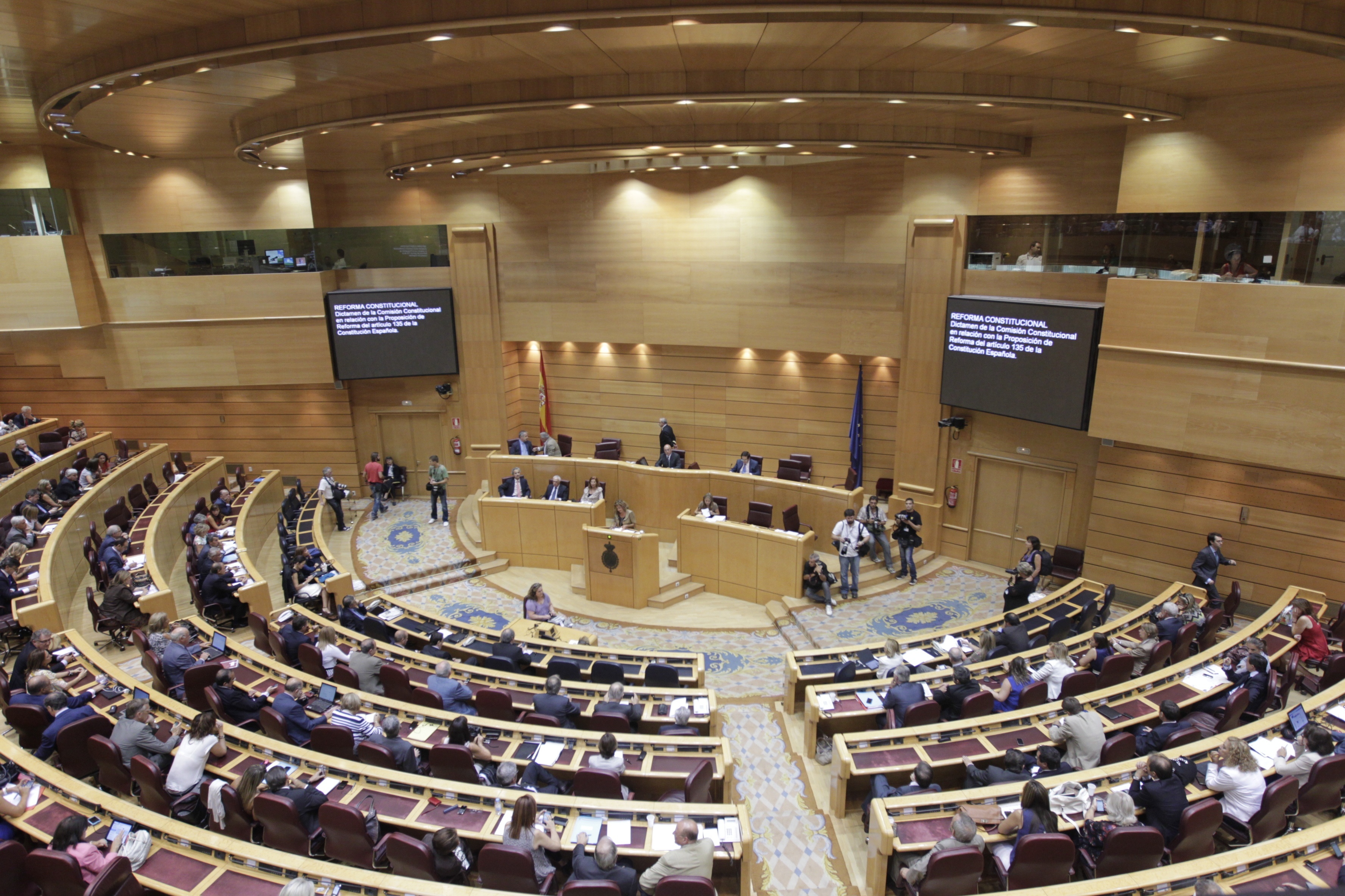 El Senado se gasta 417.000 euros en un cuadro que retrata a 34 políticos de la democracia