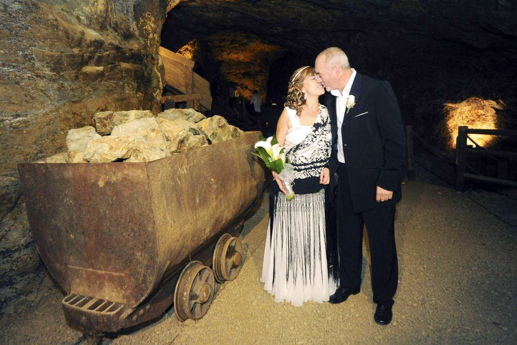 Una pareja se casa a 80 metros de profundidad en una mina de Murcia