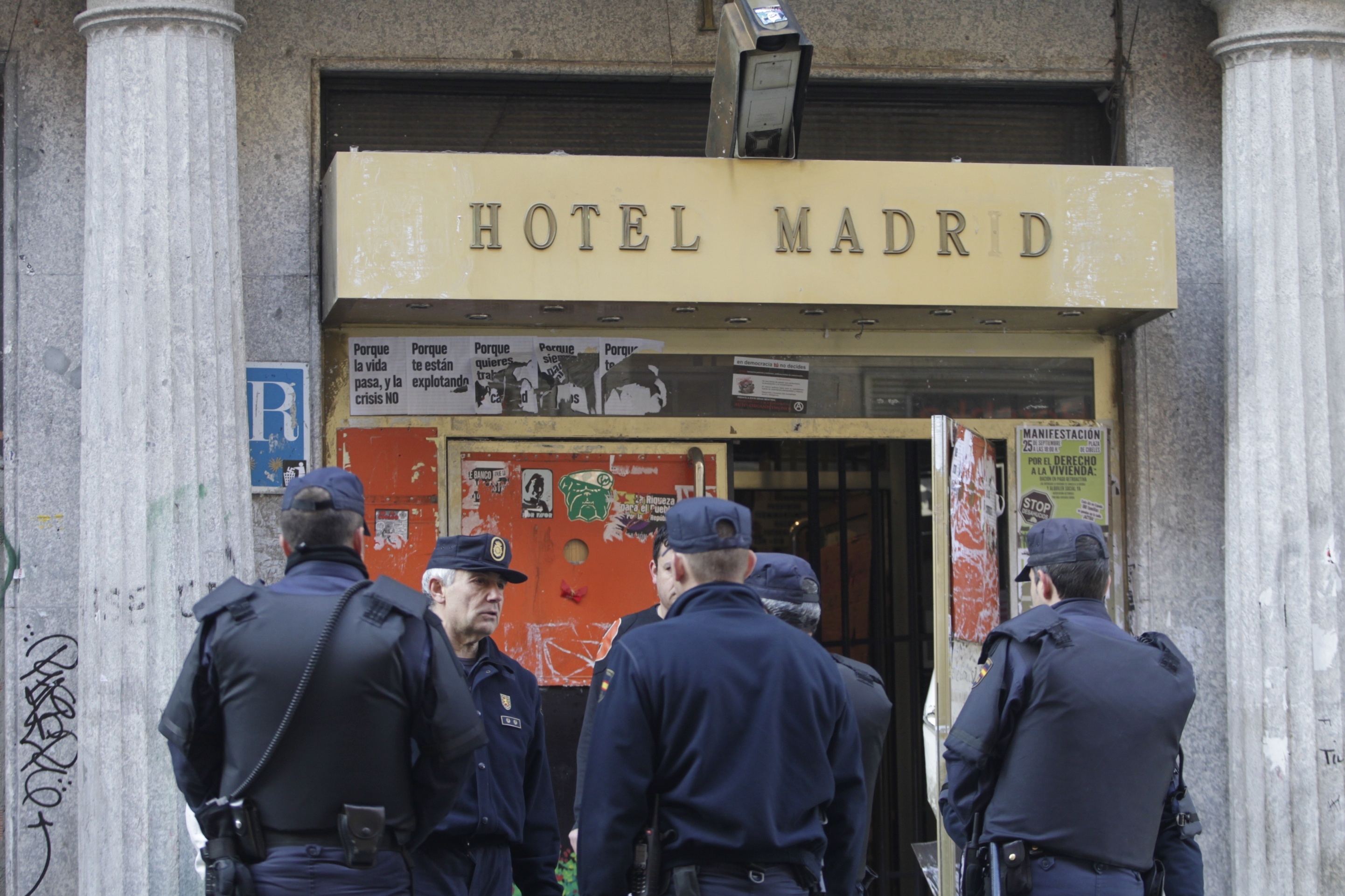 Dos agentes custodian el Hotel Madrid tras el desalojo para evitar su »reokupación»