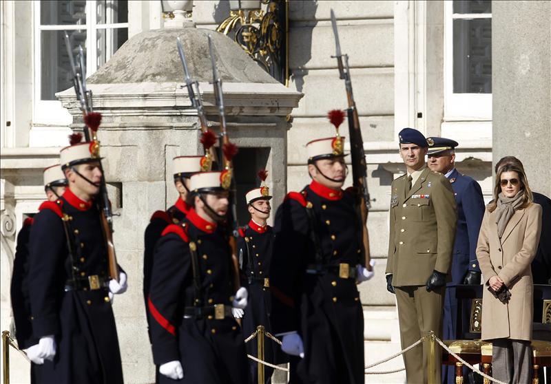 Los Príncipes presiden por primera vez el relevo de la Guardia Real