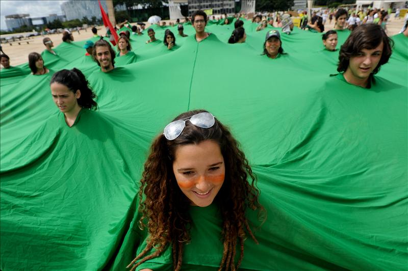 El senado brasileño aprueba el Código Forestal al que se oponen ecologistas