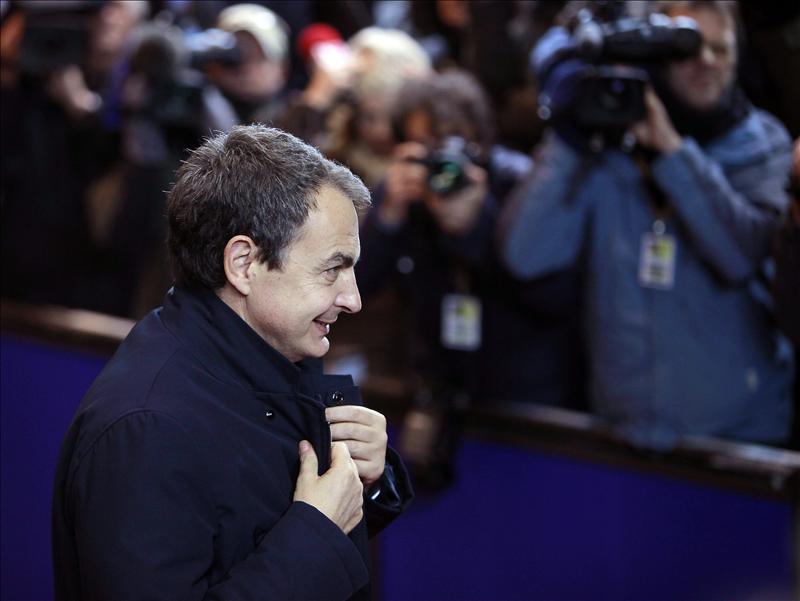 Zapatero habló con Rajoy por teléfono al llegar a la cumbre europea