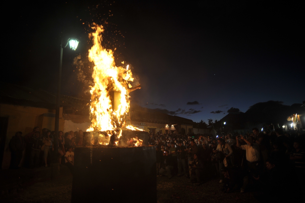 Los guatemaltecos »queman al diablo» antes de la Inmaculada y de la Navidad
