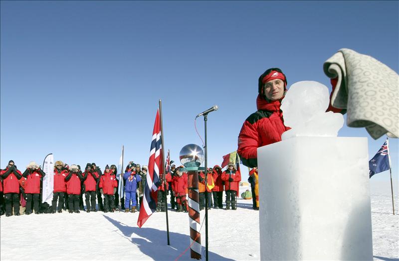 Autoridades noruegas homenajean a Amundsen en la Antártida un siglo después