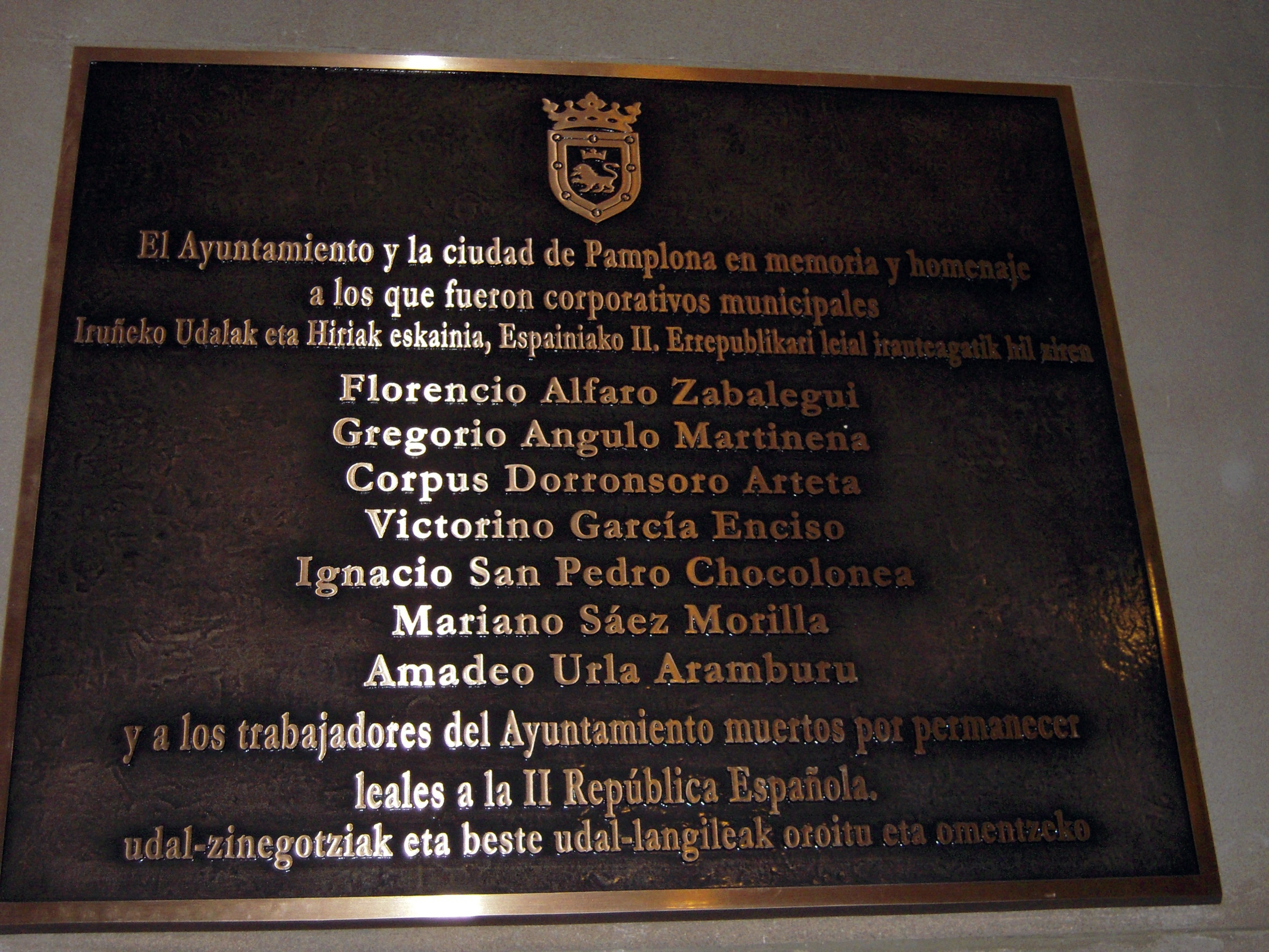 El Ayuntamiento de Pamplona coloca una placa en memoria de los concejales y trabajadores fusilados en 1936