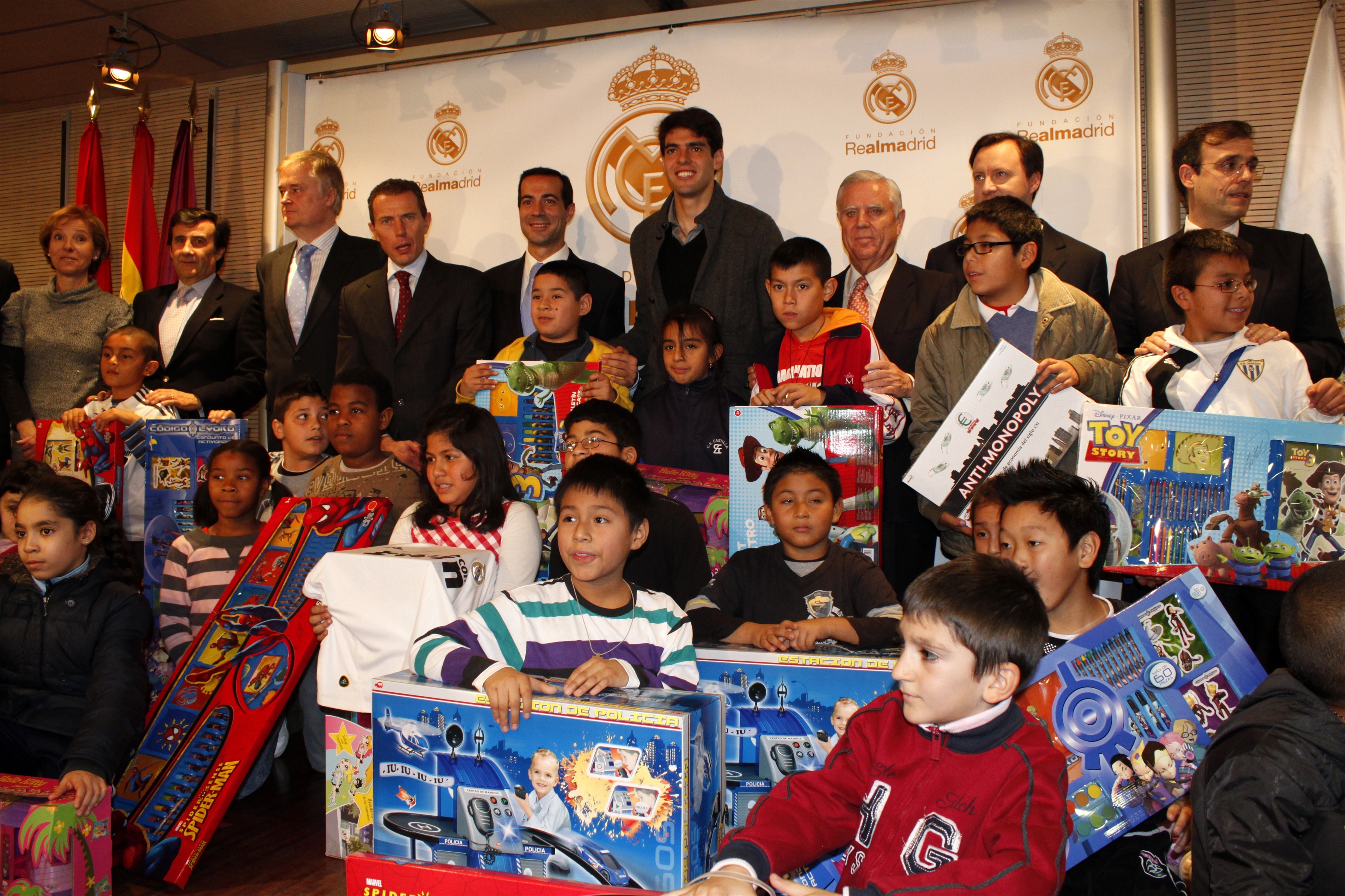 Kaká apadrina la campaña de la Fundación Real Madrid y la Comunidad »En Navidad ningún niño sin juguete»