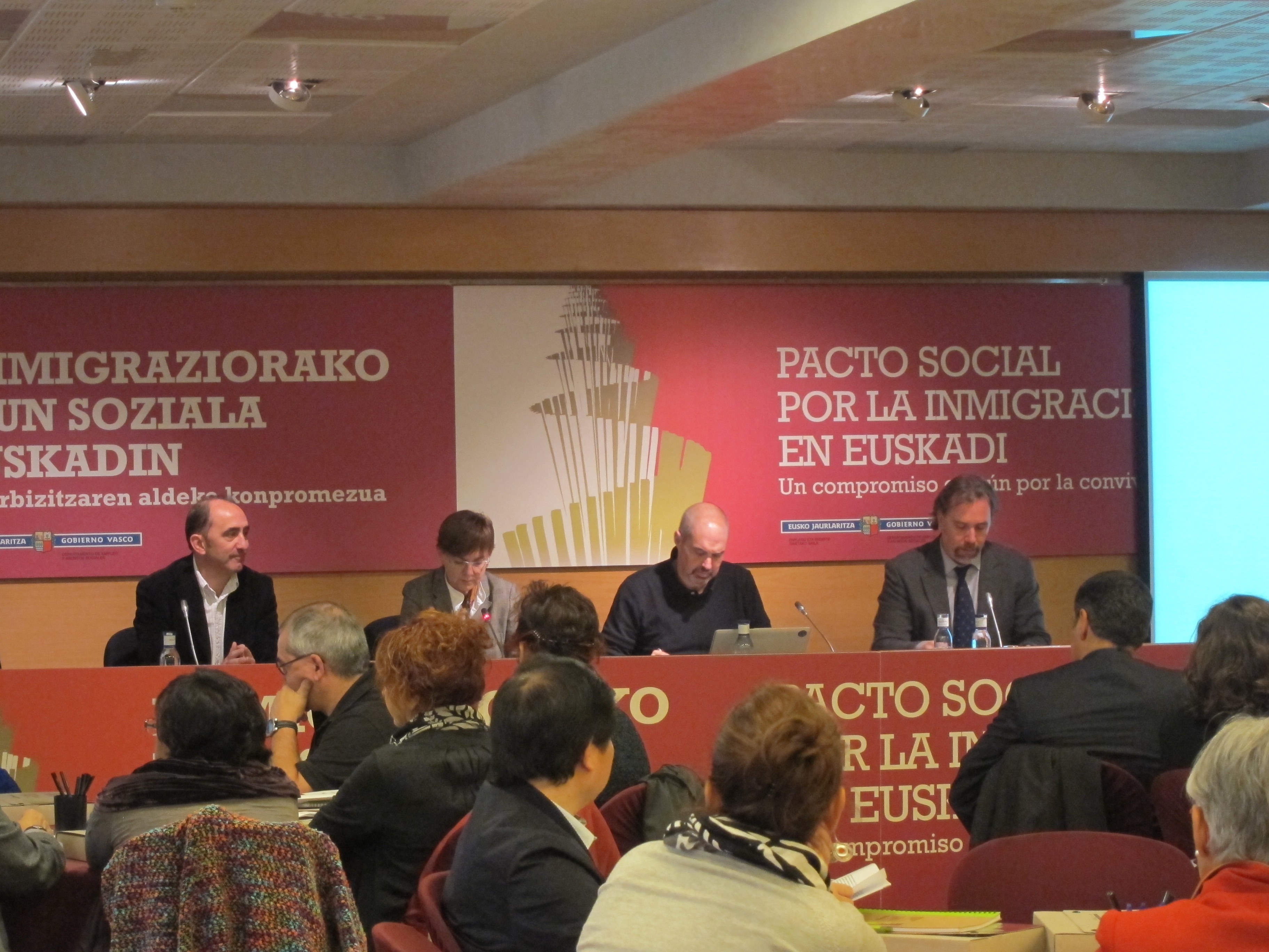 Gobierno vasco inicia el debate del Pacto por la Inmigración para lograr «un gran acuerdo» para una sociedad inclusiva