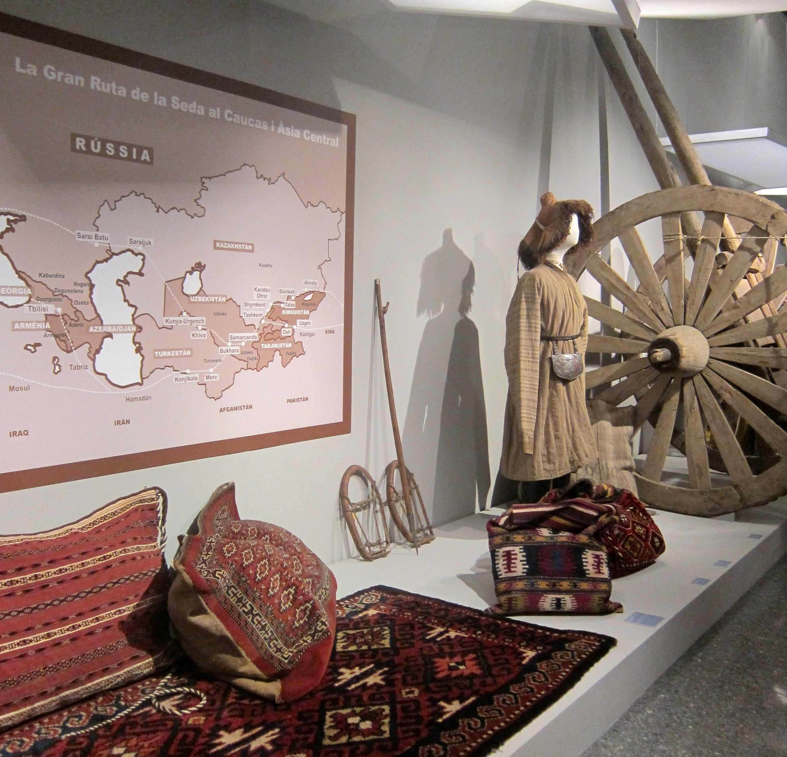 Museu d»Etnologia de Valencia muestra el esplendor de la »Ruta de la Seda» a través de 400 piezas únicas del XIX y XX