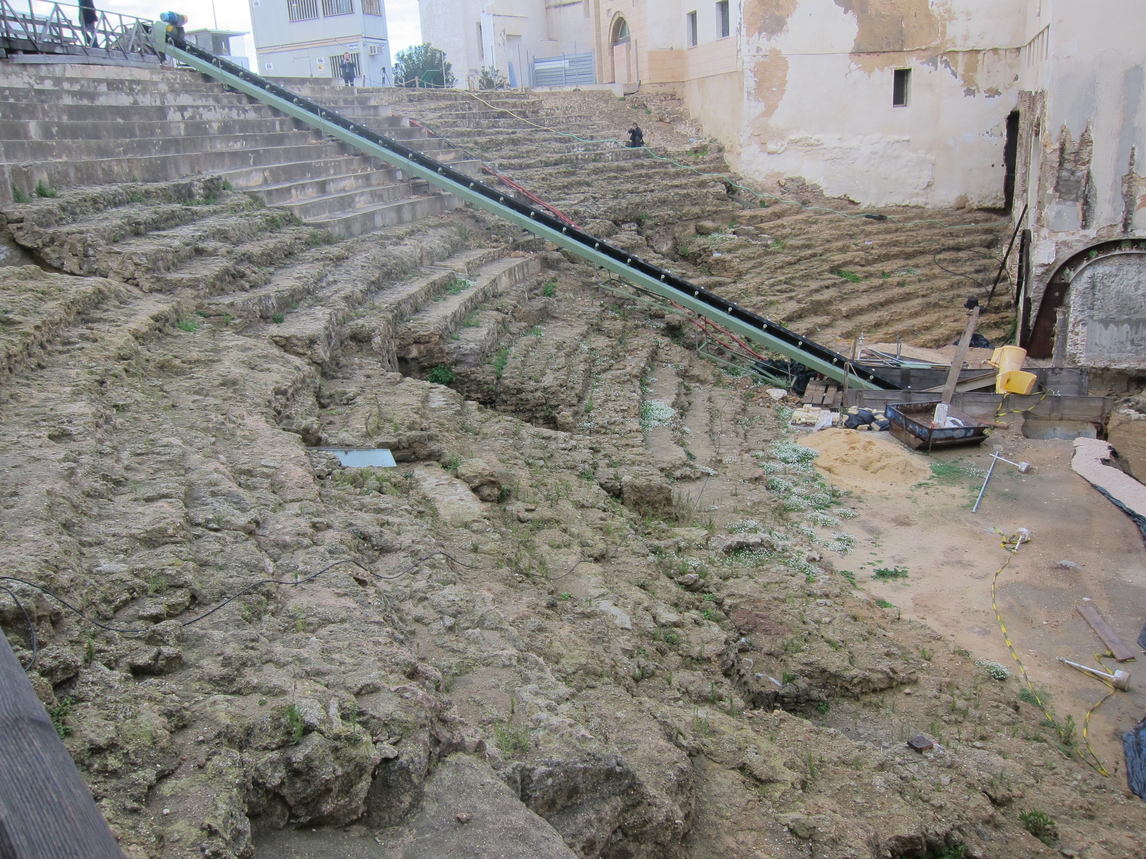 Plata anuncia la reanudación «esta semana» de las obras de excavación en el Teatro Romano de Cádiz