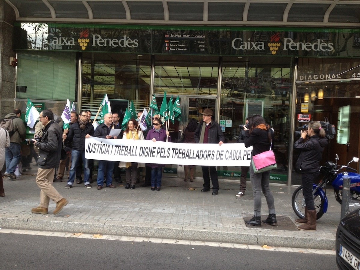 Trabajadores de Caixa Penedès piden «justicia y trabajo digno» tras el escándalo de planes de pensiones de ex directivos