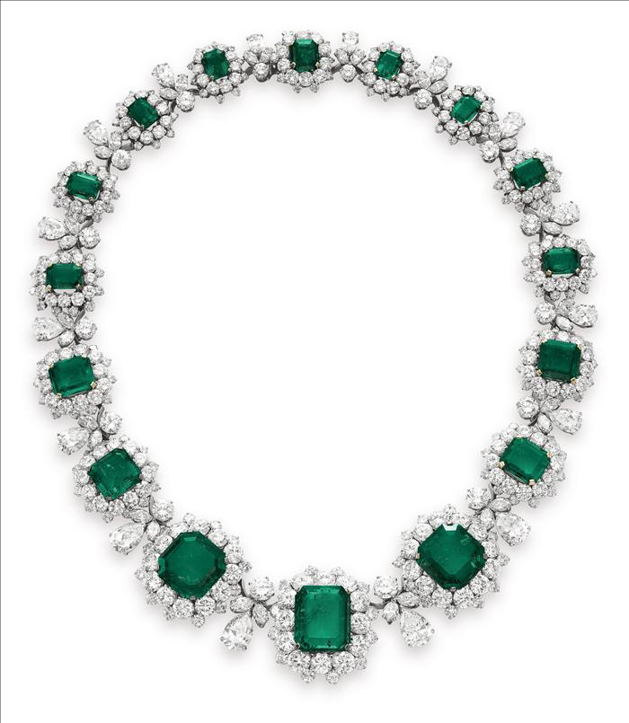 Un juego de seis joyas de esmeraldas de Liz Taylor, vendido en 24,7 millones