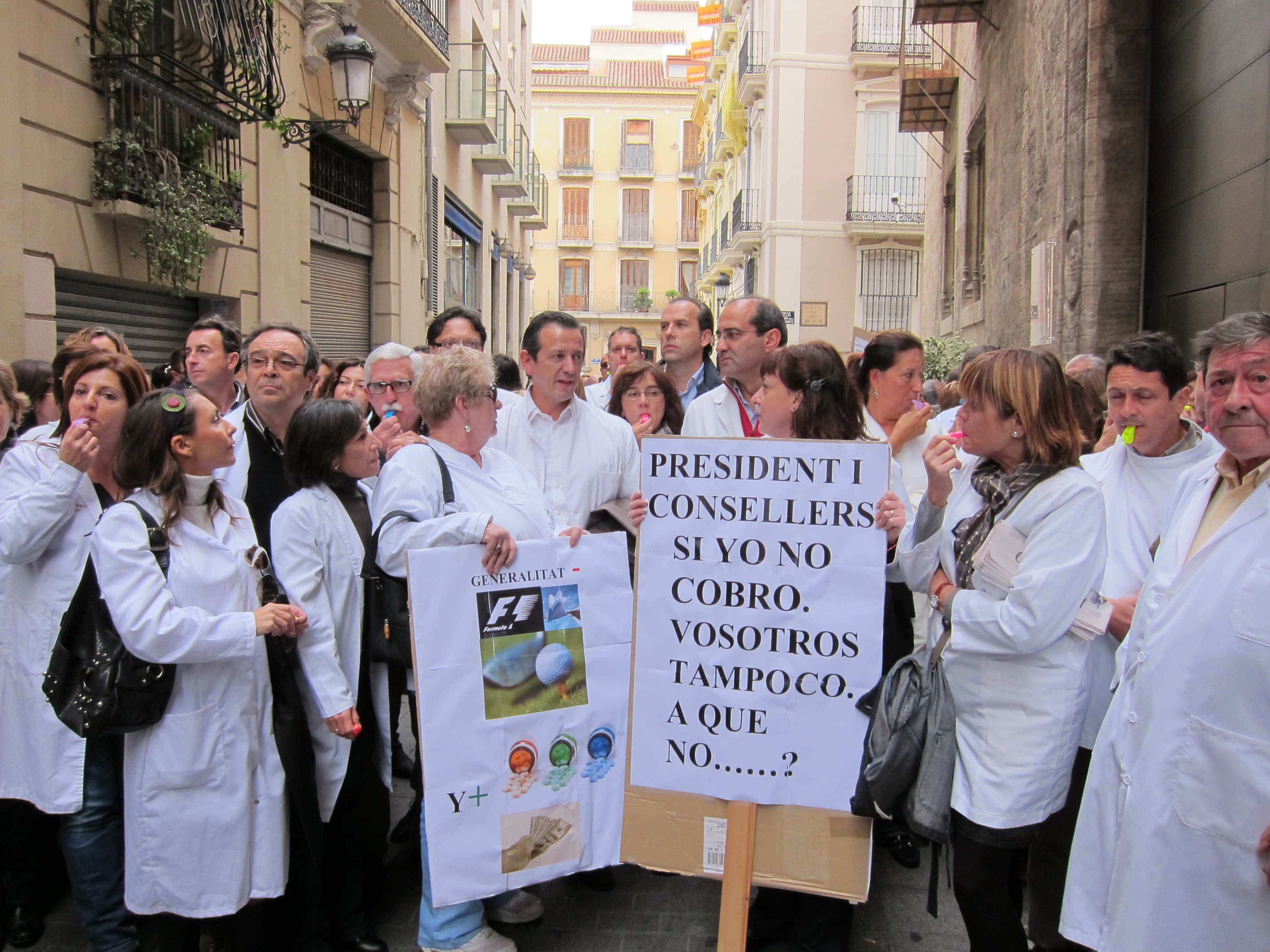 Un millar de farmacéuticos se manifiesta en Valencia por los impagos de la Generalitat