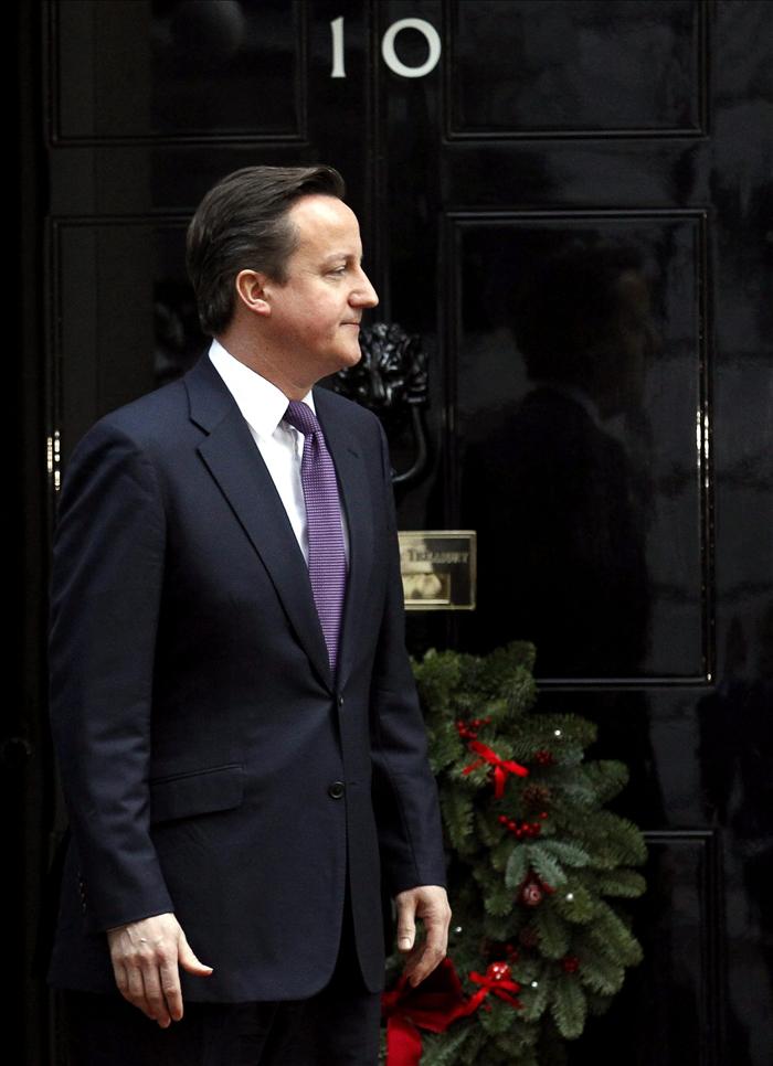 Los ministros de Cameron cuestionan su autoridad en el veto de la reforma europea