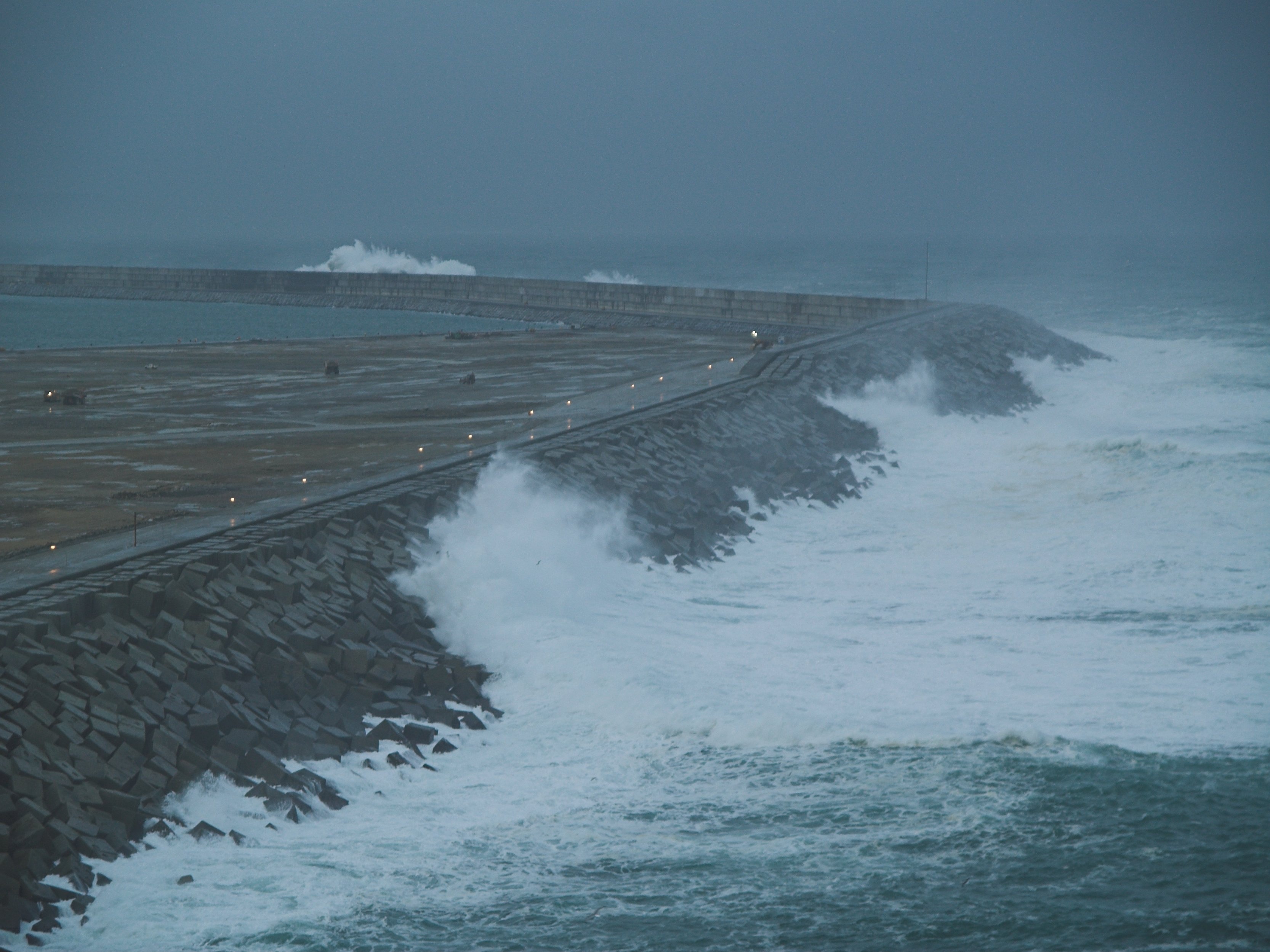 El dique del Puerto Exterior de A Coruña, azotado por olas de hasta 11,8 metros de altura