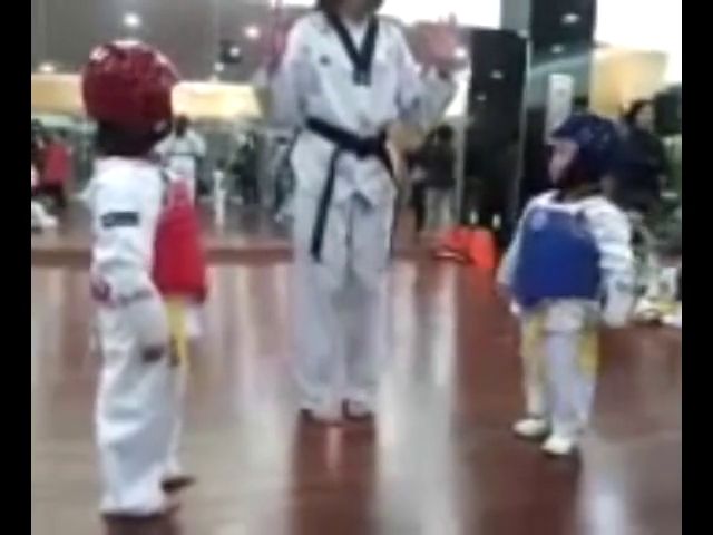 Dos jóvenes protagonizan el combate de taekwondo más duro de la historia