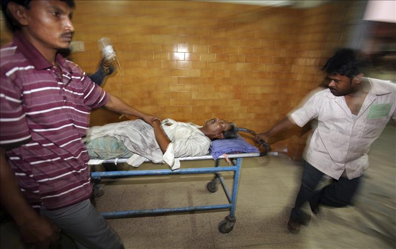 Al menos 107 personas han muerto por consumir alcohol adulterado en la India