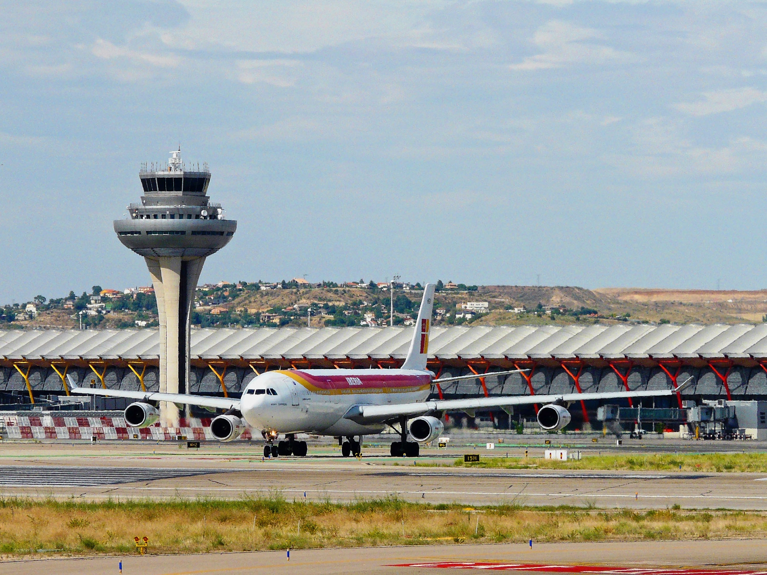 Los pilotos proponen a Iberia negociar diariamente para evitar la huelga