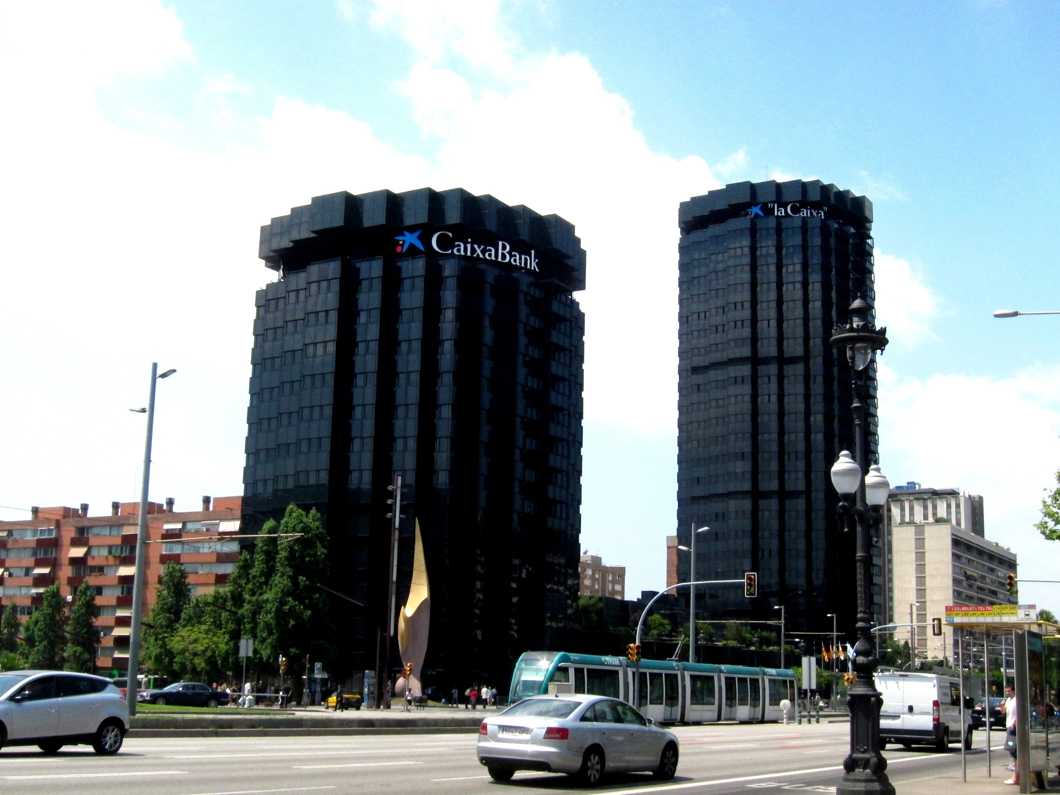 Caixabank obtiene plusvalías de 57 millones por la venta de hospitales de Adeslas