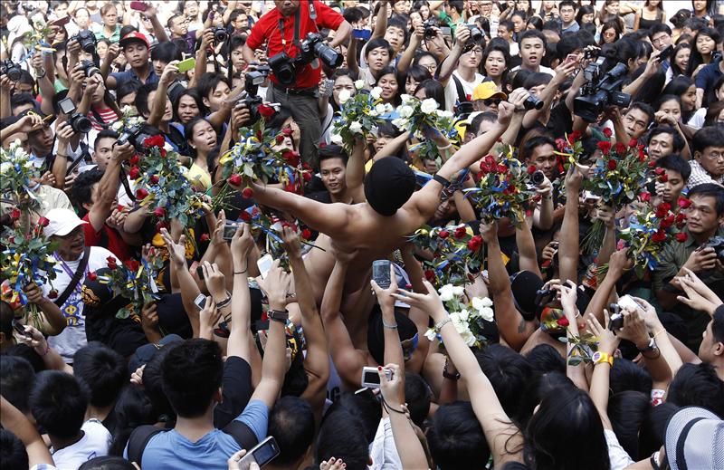 Estudiantes corren desnudos para denunciar la suciedad de los ríos filipinos