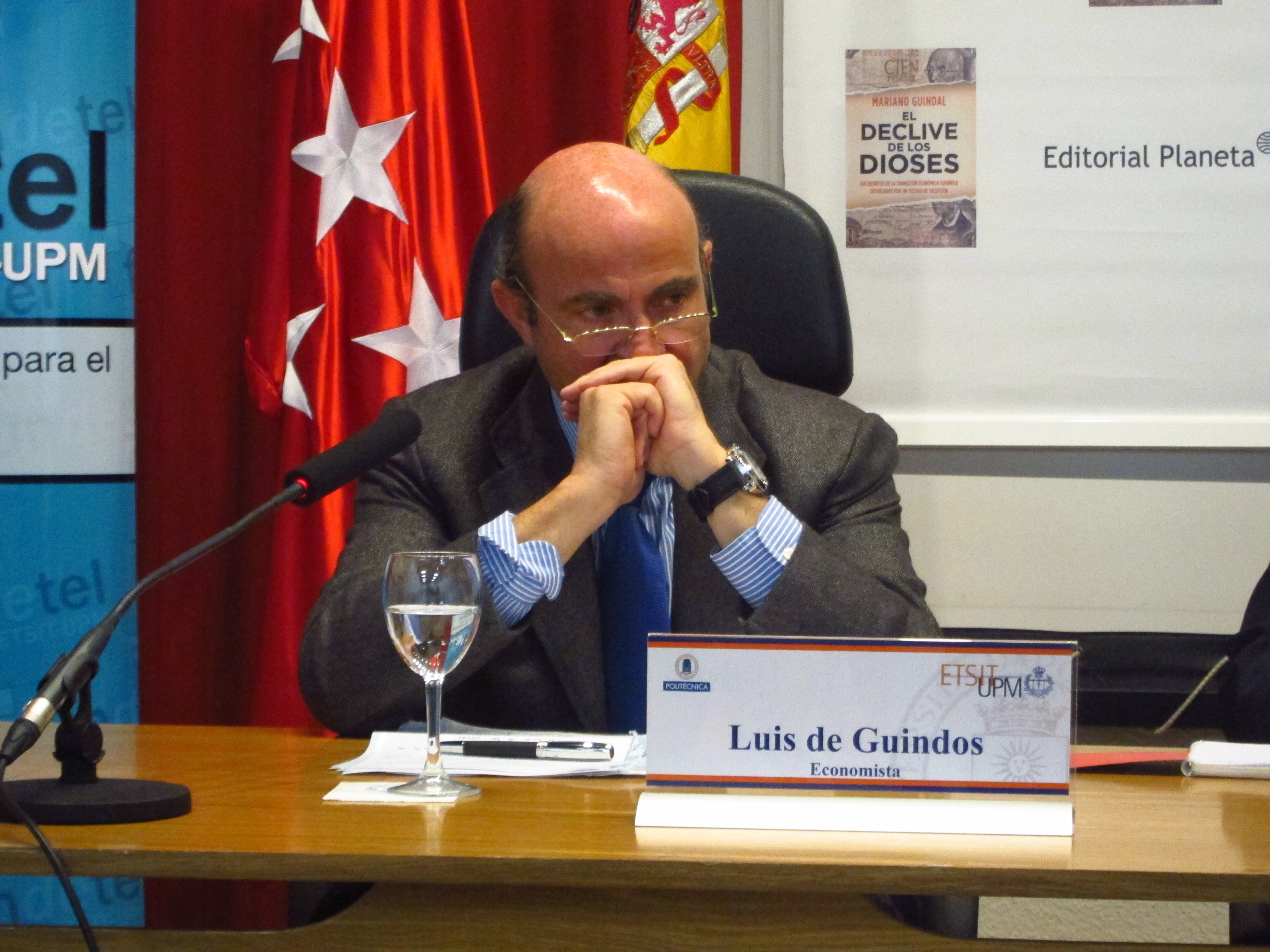De Guindos dice que la cartera de Economía saldrá del actual equipo económico de Rajoy