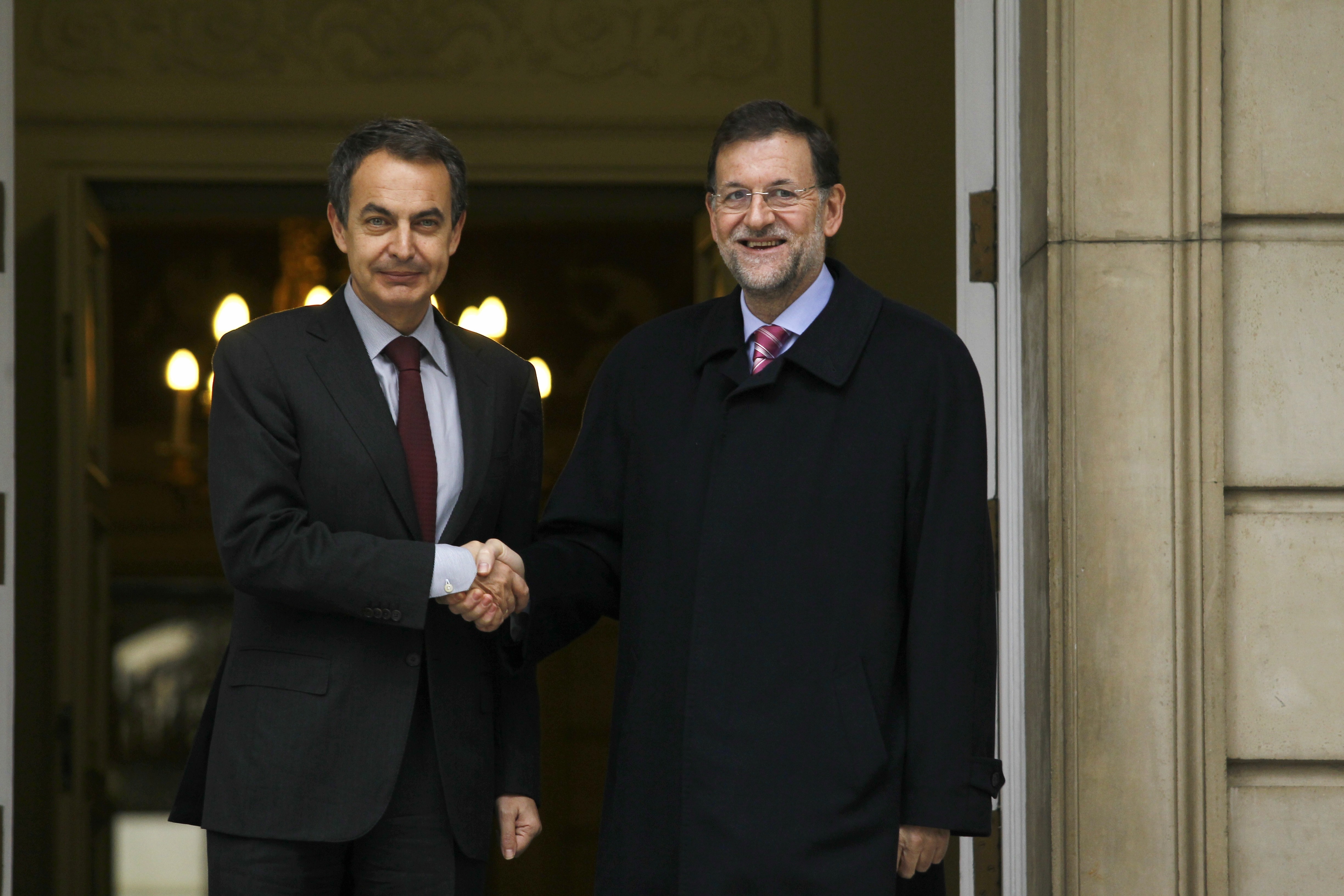 Zapatero y Rajoy repasan asuntos económicos en su última reunión con el Gobierno socialista en la Moncloa