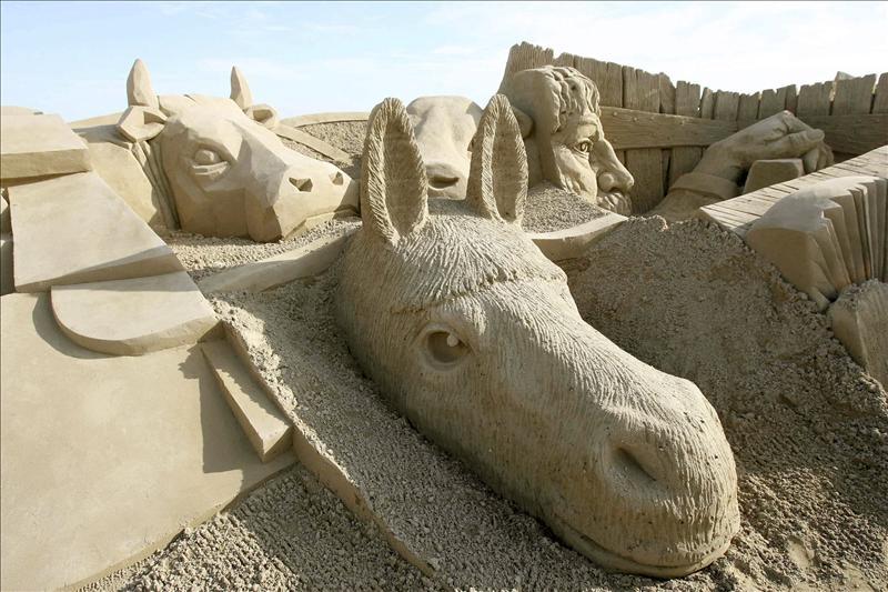 Ocho artistas esculpen con arena en La Pineda un espectacular pesebre