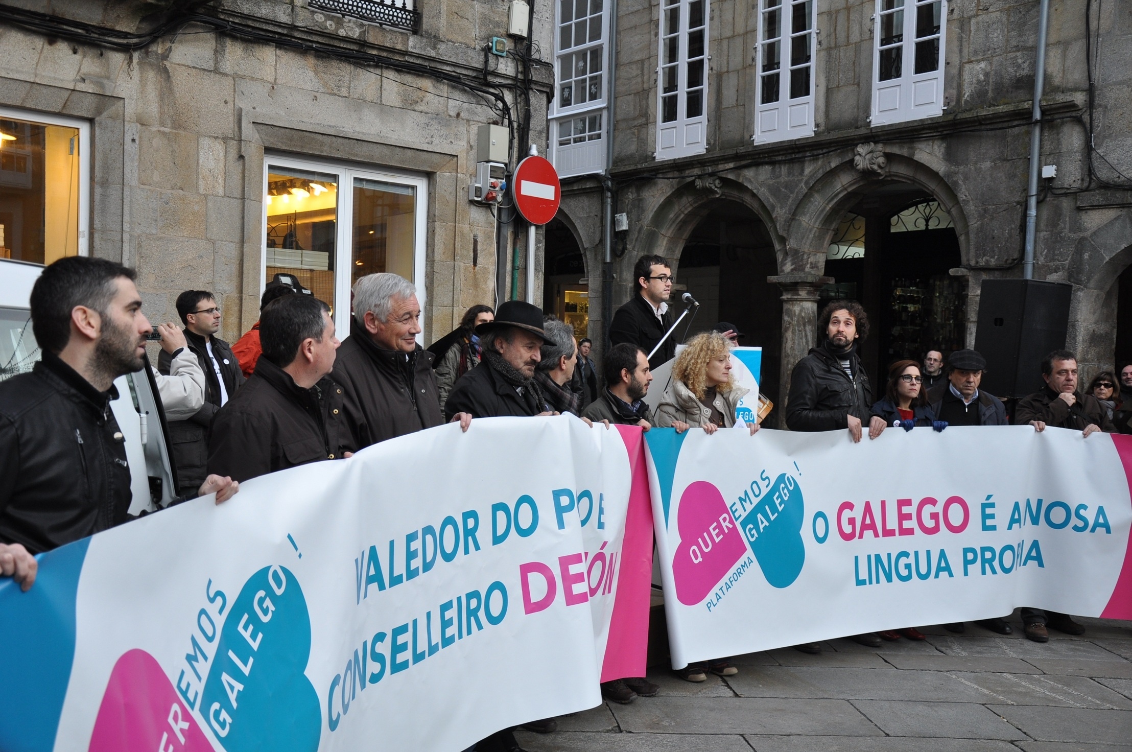 Una veintena de personas se concentran en Santiago contra la recomendación del Valedor sobre un libro de texto