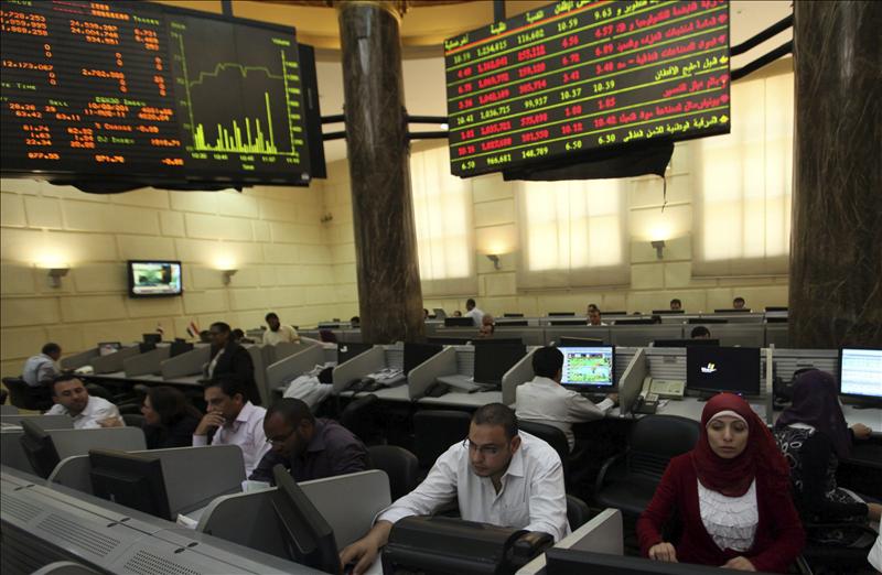 La Bolsa egipcia suspende la cotización de 25 empresas por los disturbios