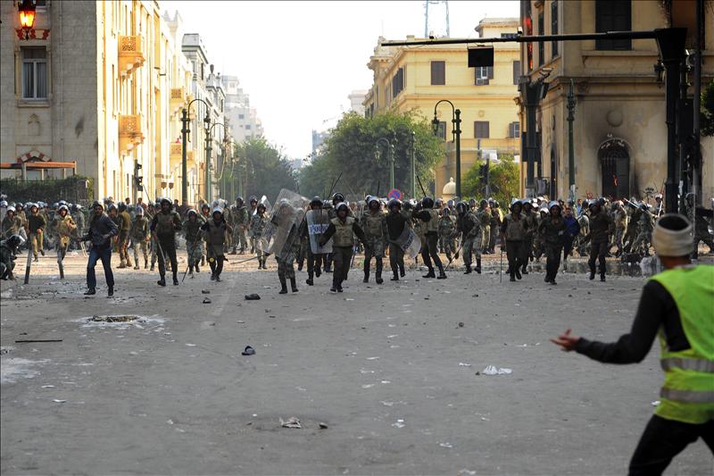 Se reanudan los disturbios entre soldados y manifestantes en  centro de El Cairo