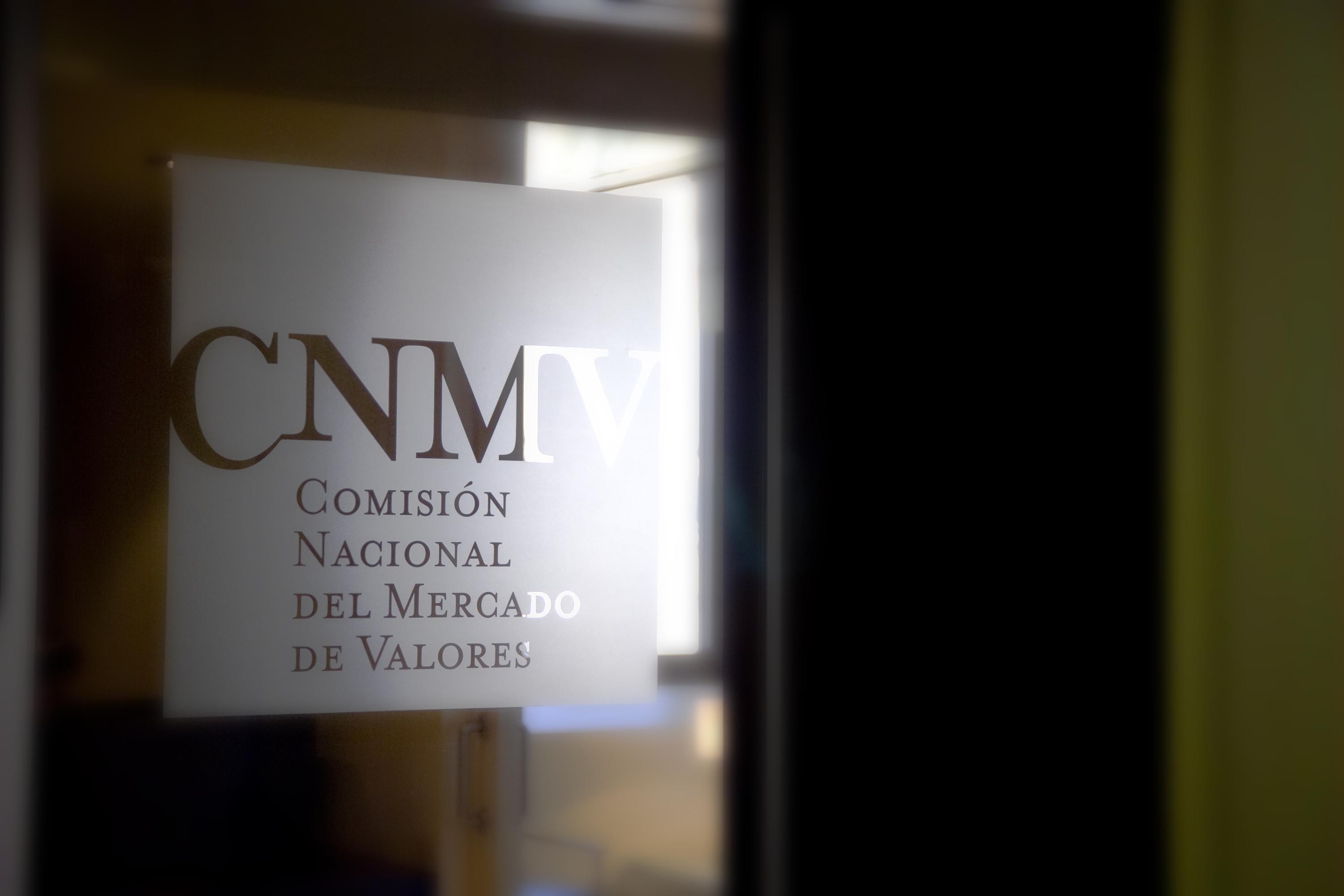 La CNMV aconseja a los bancos que hagan pública la morosidad y la solvencia