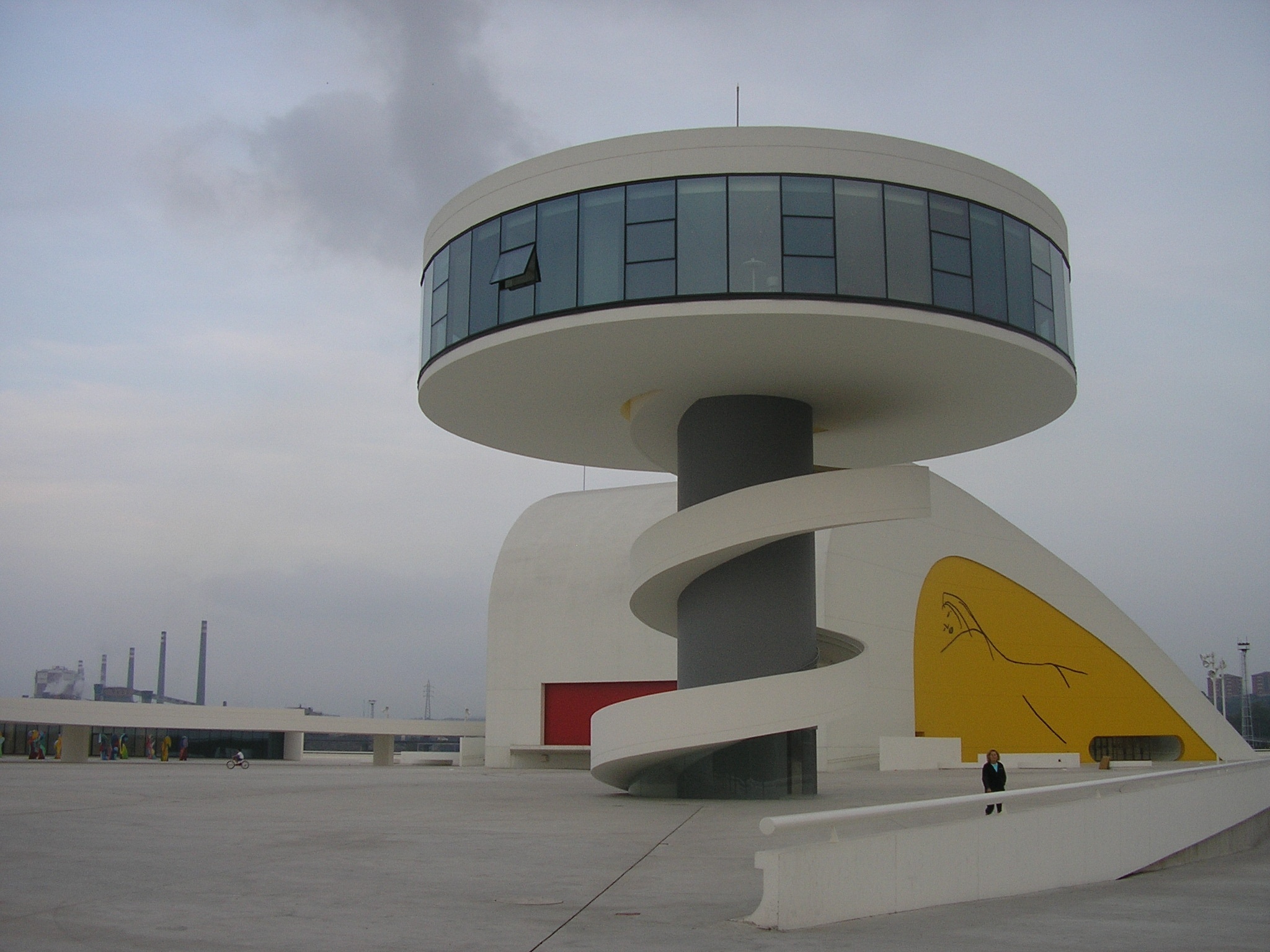 Cultura del Principado reitera que no tienen ninguna intención de cerrar el Niemeyer y no renuncian a usar su nombre