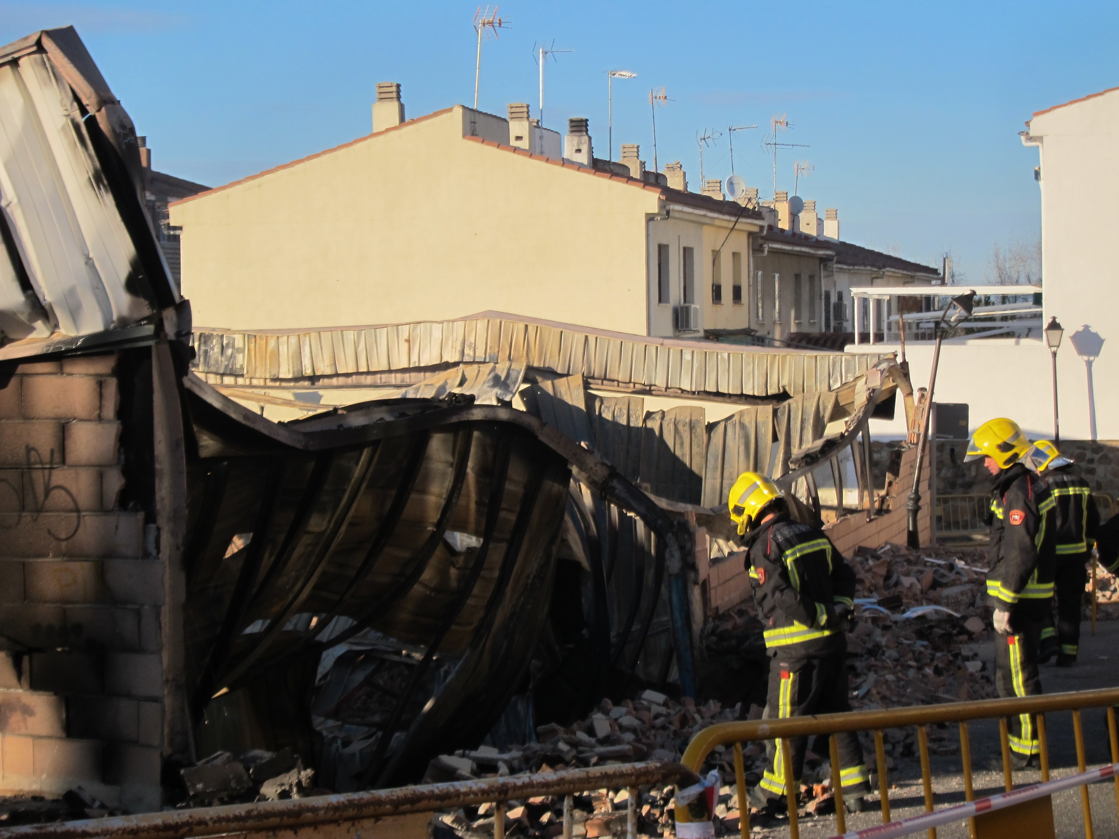Extinguido el incendio declarado este domingo en la fábrica de puertas »Camino» de Olías del Rey (Toledo)