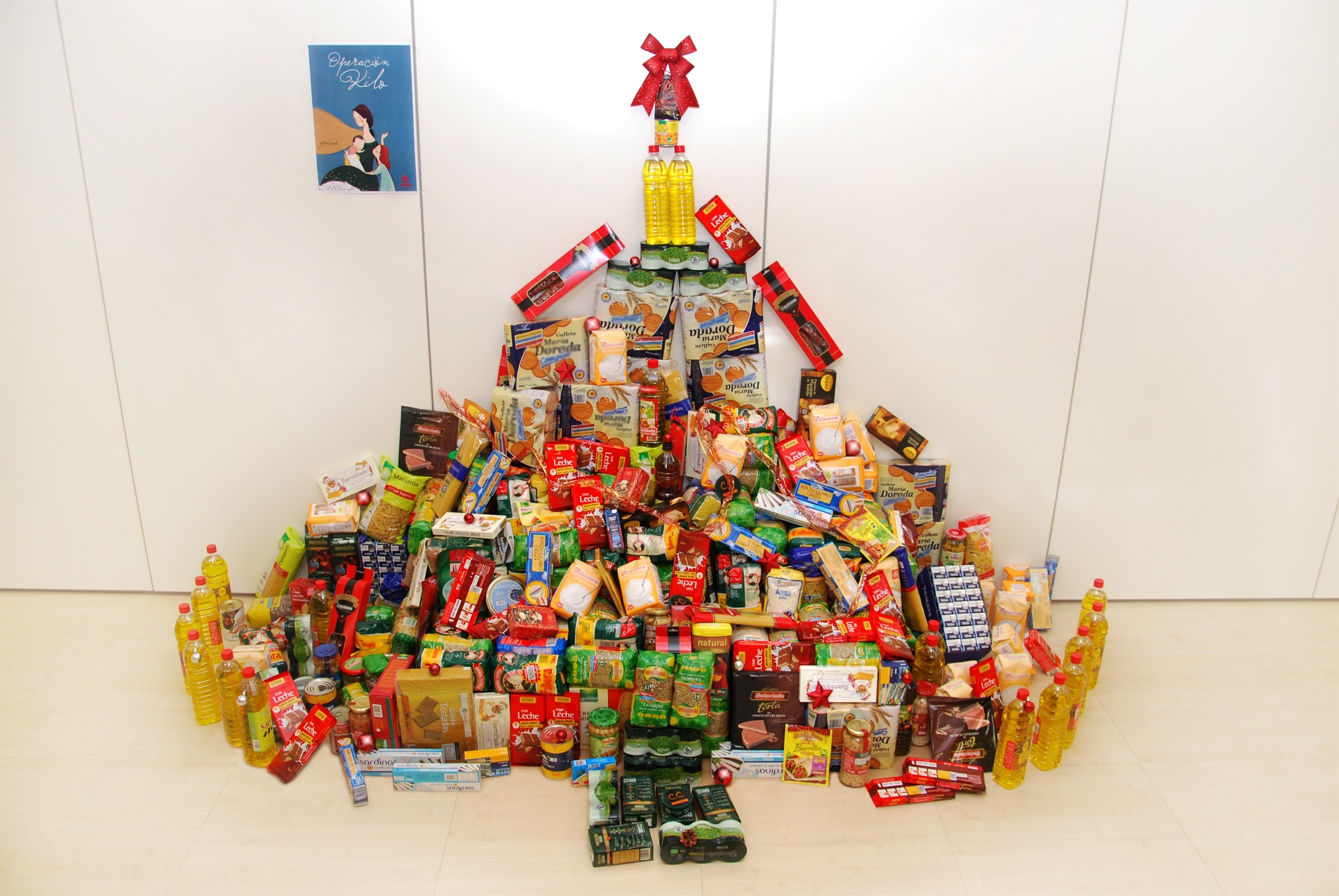 Una campaña recoge más de 100 kilos de alimentos que se distribuirán estas navidades
