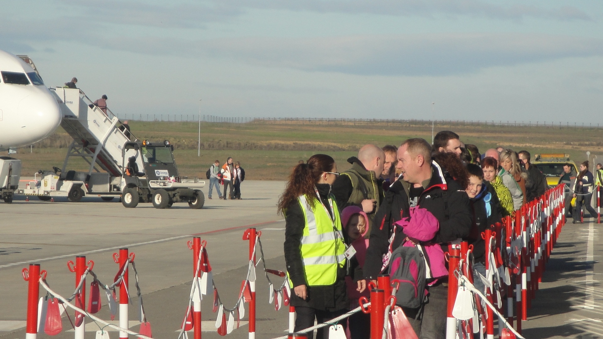 Unos 400 esquiadores británicos estrenan la aduana del Aeropuerto de Lleida