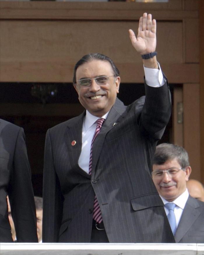 El presidente Zardari regresa a Pakistán tras su hospitalización en Dubái