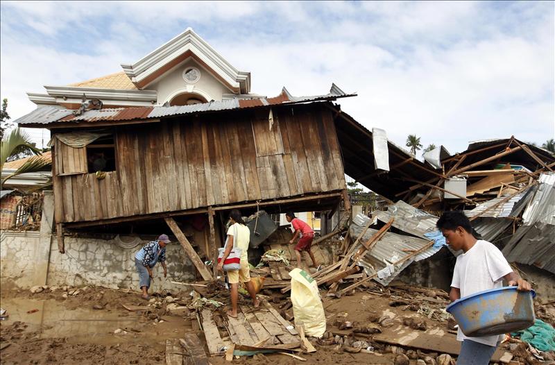 El paso de la tormenta tropical »Washi» deja más de 1.000 muertos en Filipinas