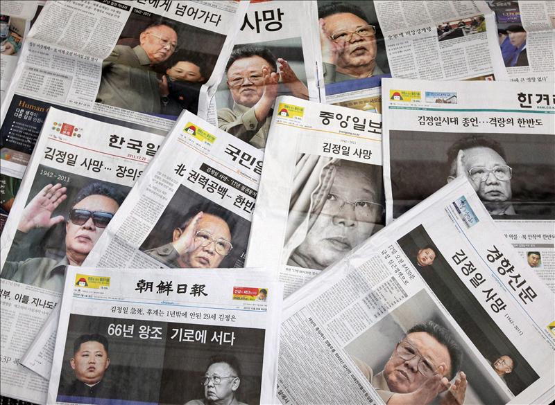 El hijo y sucesor de Kim Jong-il rinde homenaje al líder norcoreano fallecido