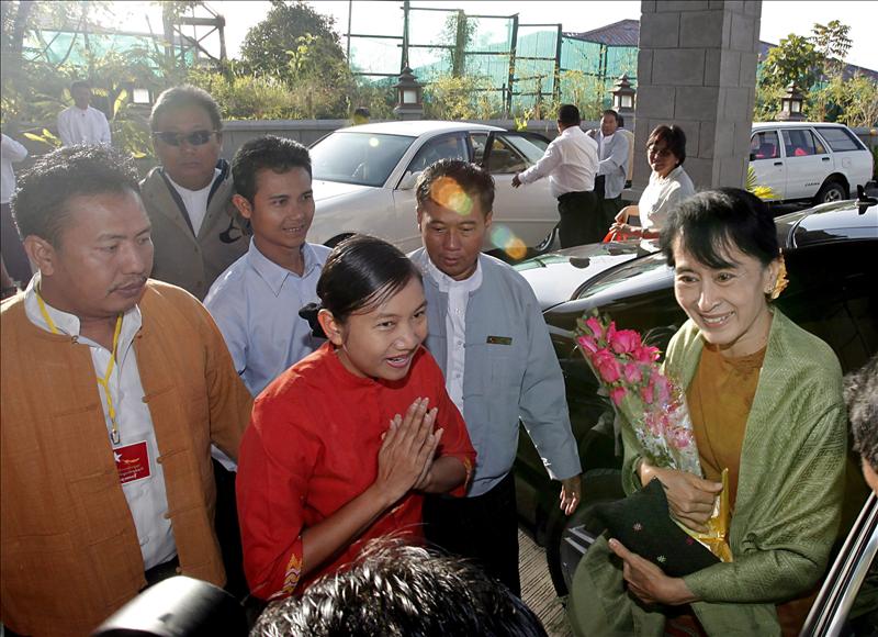 La líder de la oposición birmana inscribe a su formación para ir a los comicios
