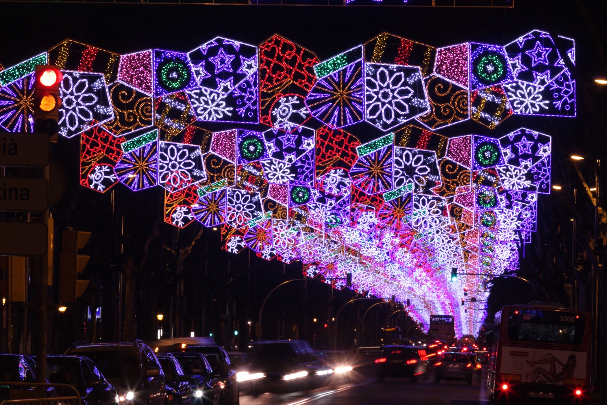 Más de 25 millones de lámparas de una empresa de Puente Genil (Córdoba) dan color a las capitales españolas