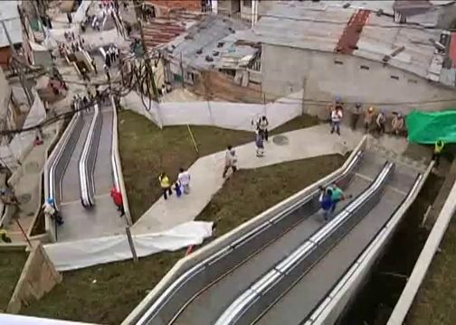 La conflictiva comuna 13 de Medellín estrena escaleras mecánicas públicas