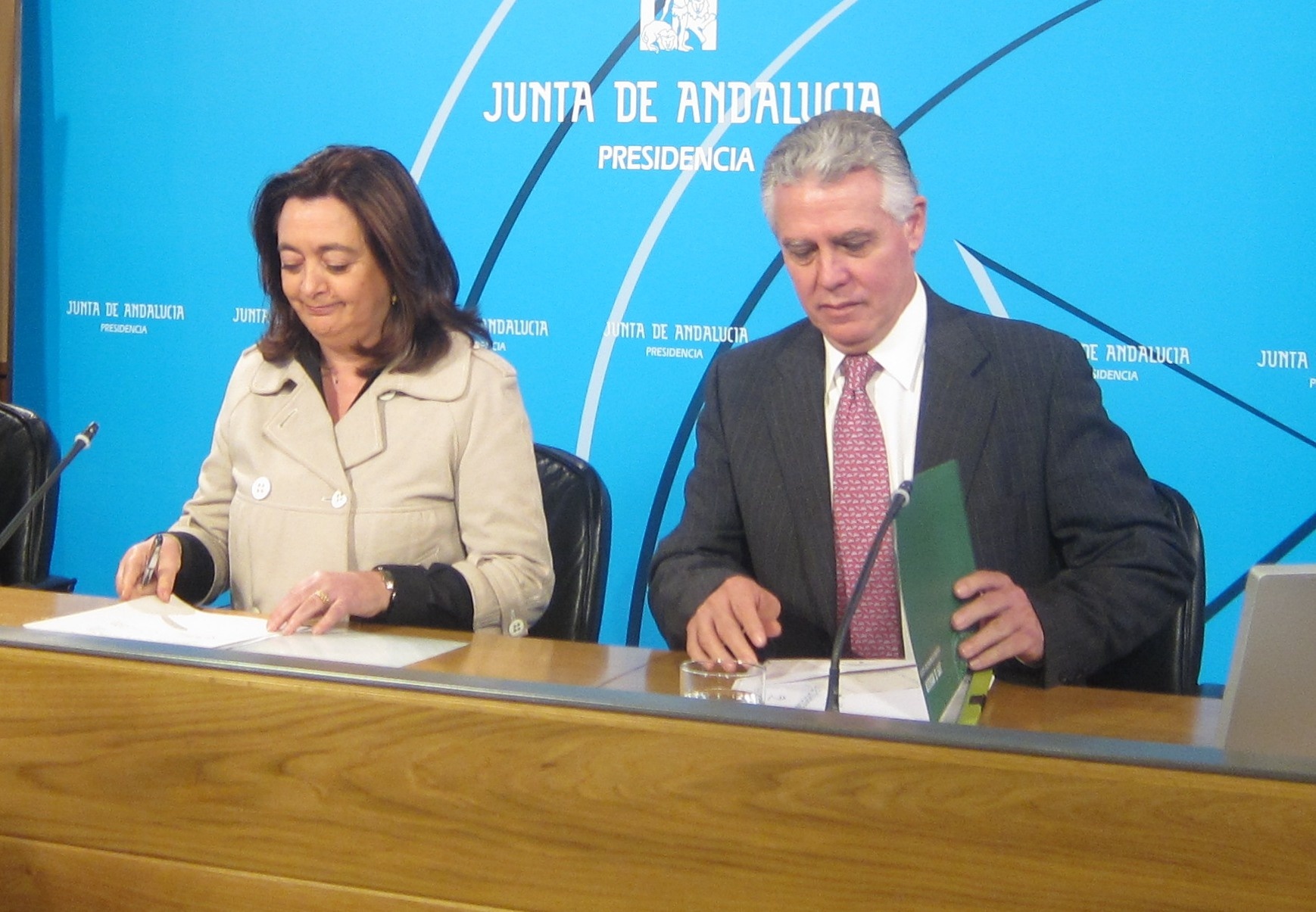 Junta acusa a Arenas de intentar «quebrar» el crédito de Andalucía con sus «mentiras» sobre las cuentas andaluzas