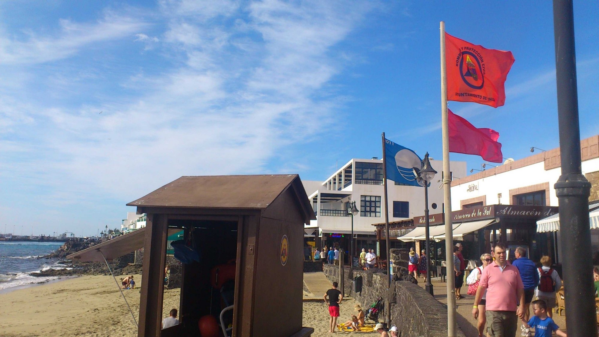 Se activa la bandera roja en Playa Blanca, Lanzarote, por la presencia de medusas