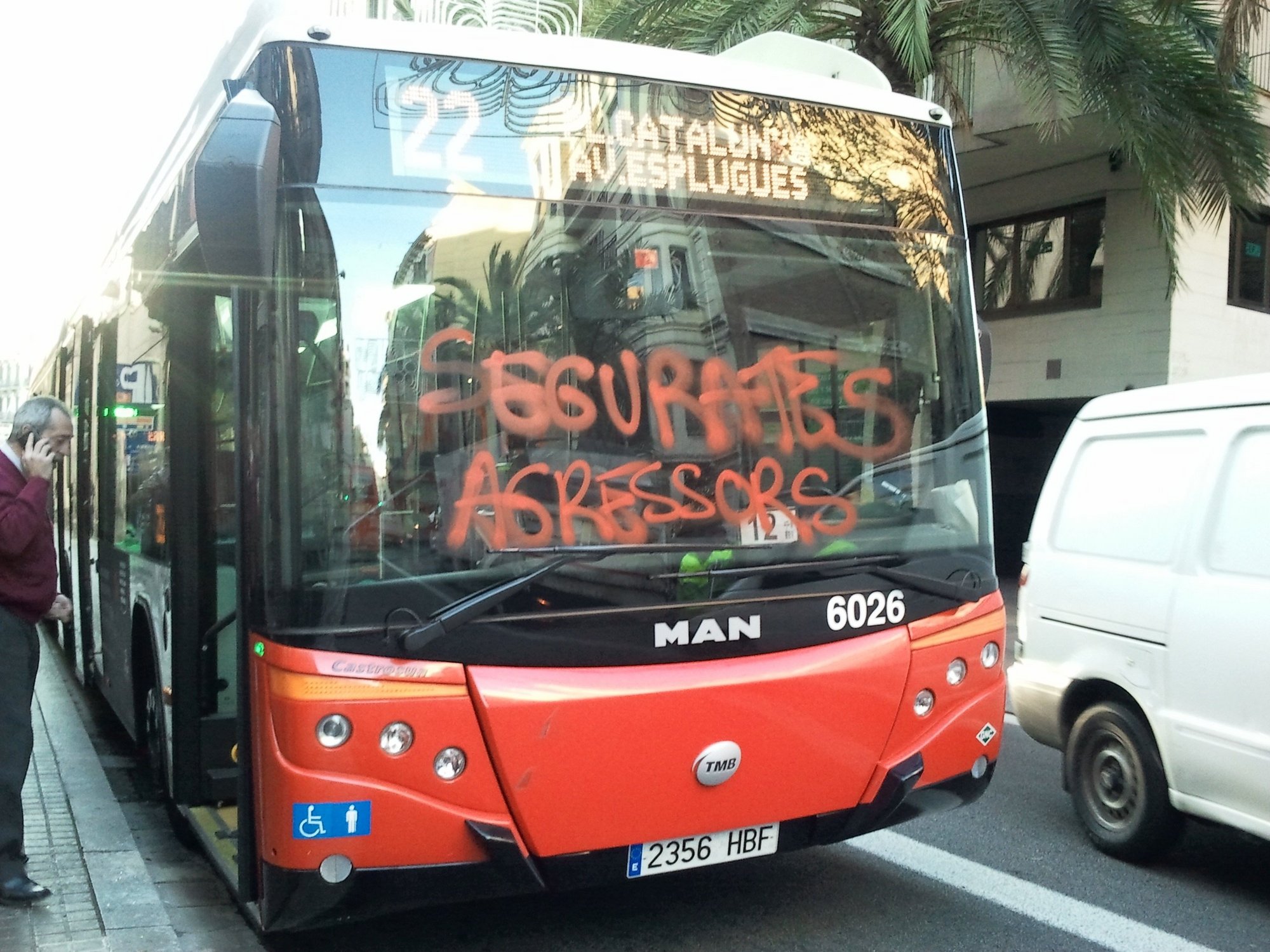 El transporte público no pierde viajeros en la huelga de usuarios pero registra actos vandálicos