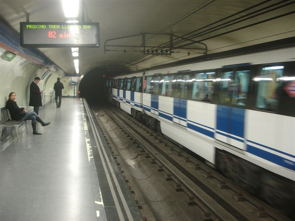 El Metro pierde en noviembre un 0,1 por ciento de viajeros y los autobuses urbanos caen tres décimas