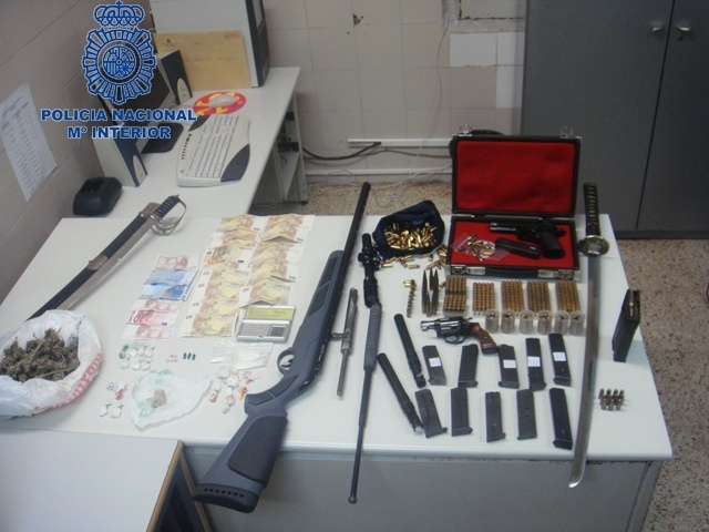 La Policía desmantela un punto de venta de drogas al menudeo en el Marítimo de Valencia y descubre varias armas de fuego