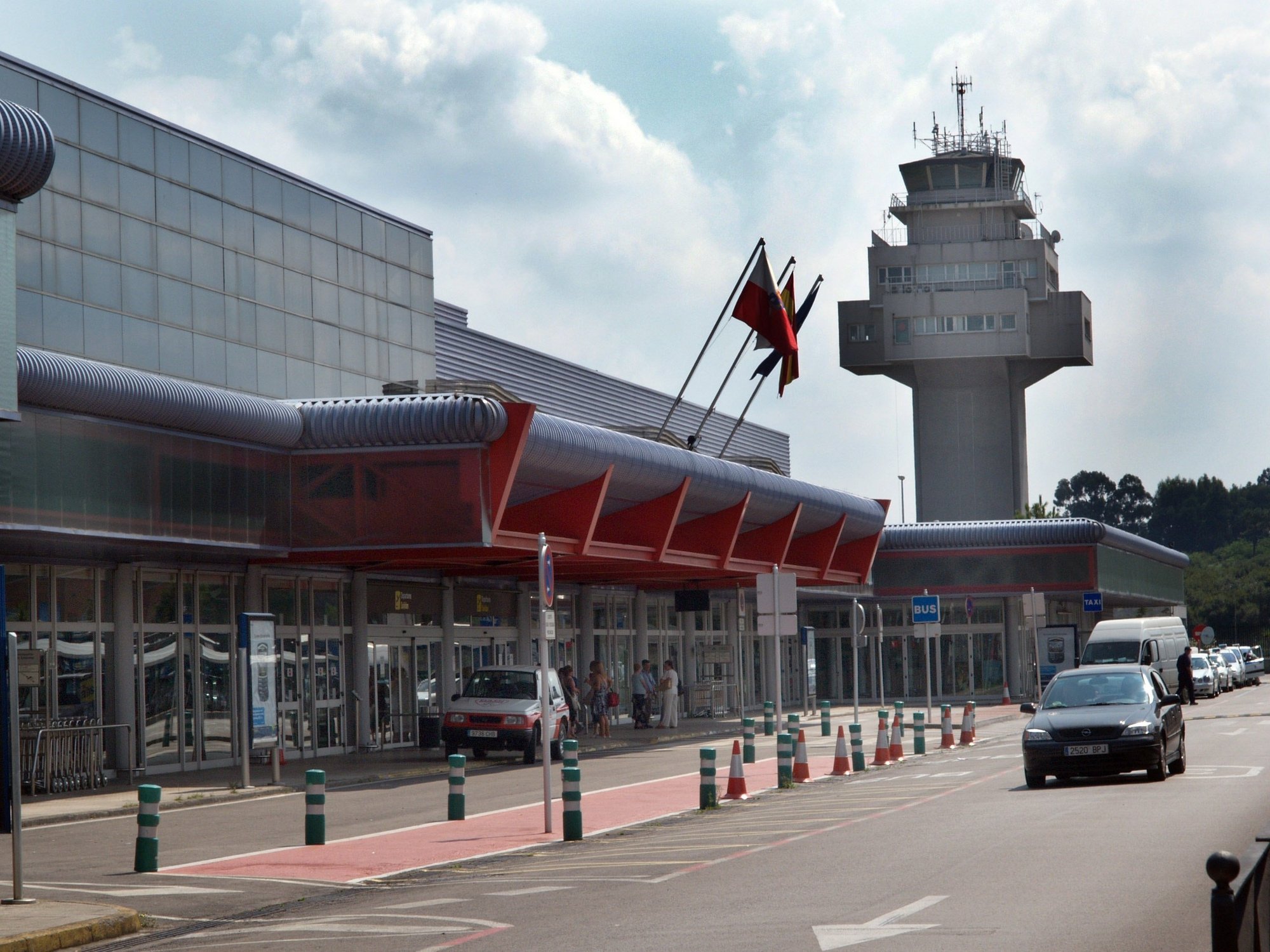 El aeropuerto de Santander bate un «récord histórico» y cierra 2011 con más de 1,1 millones de pasajeros, un 21,4% más