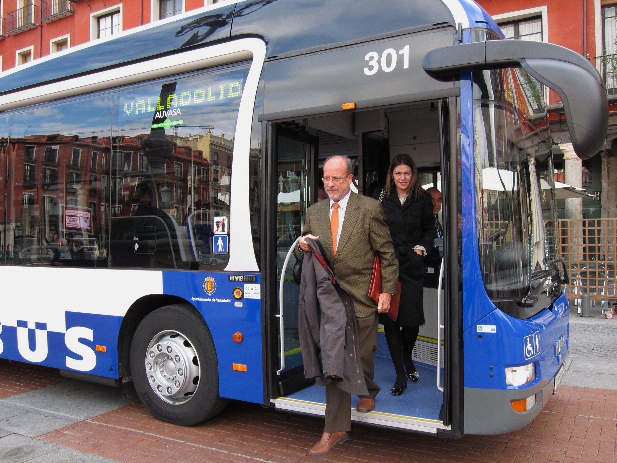 Las entidades con más de 10 oficinas en Valladolid podrán optar a la gestión de la nueva tarjeta de autobús sin contacto